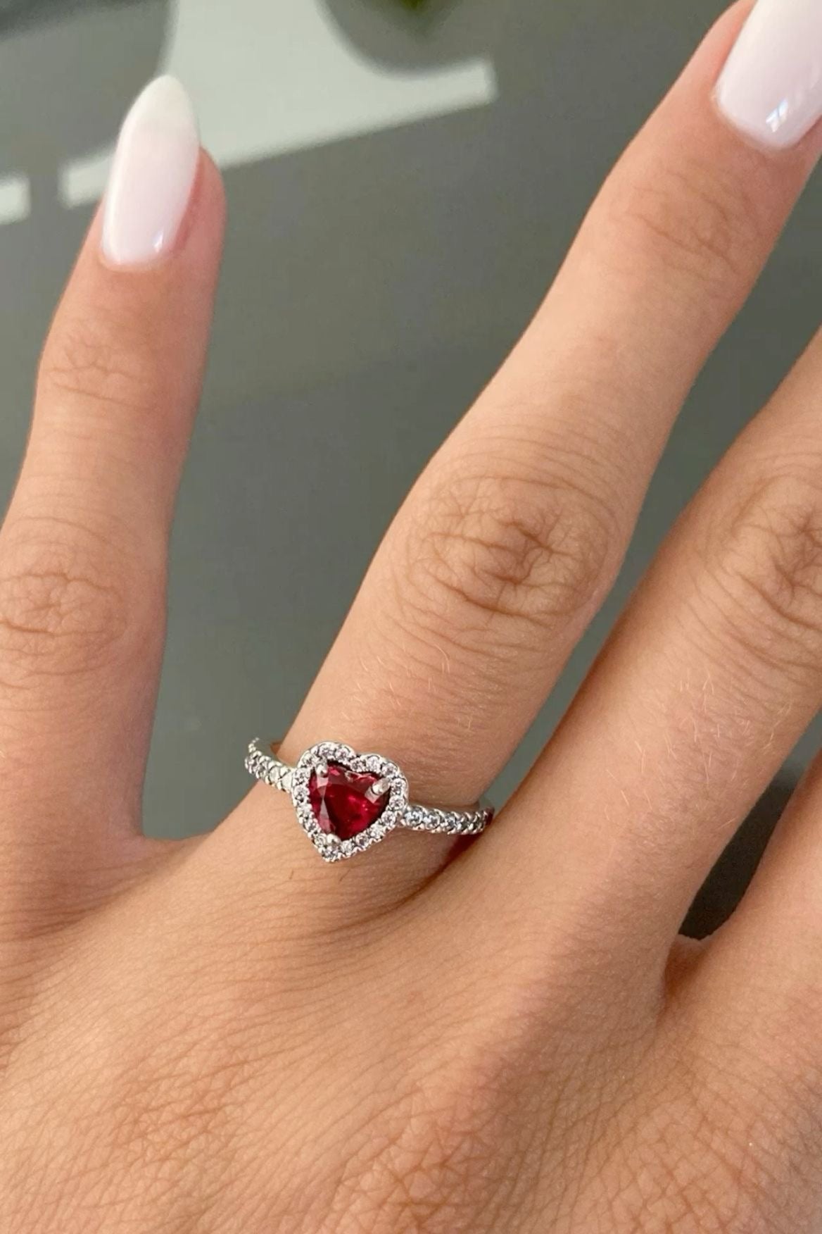 Anillo Mujer Corazón elevado rojo Pandora